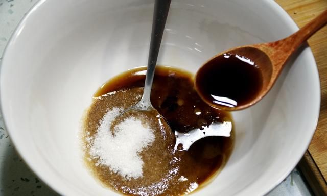 冬天，该吃“乾隆白菜”了，芝麻酱加上几味料，凉拌一下真的香