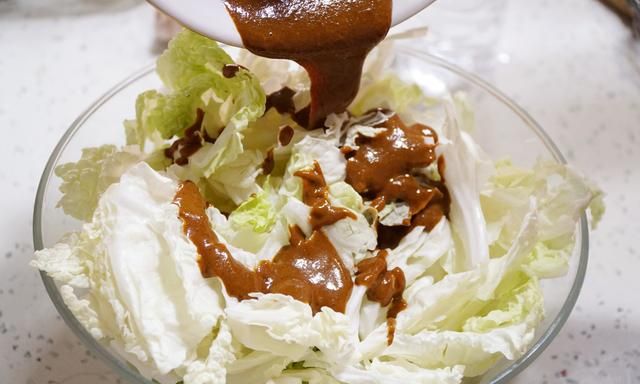 冬天，该吃“乾隆白菜”了，芝麻酱加上几味料，凉拌一下真的香