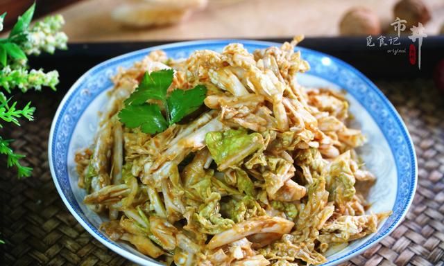 冬天，该吃“乾隆白菜”了，芝麻酱加上几味料，凉拌一下真的香