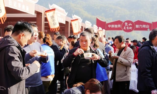 吃货的狂欢节，鲁山美食烤鸡子、羊杂可、八大碗、揽锅菜齐聚尧山