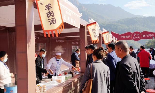 吃货的狂欢节，鲁山美食烤鸡子、羊杂可、八大碗、揽锅菜齐聚尧山