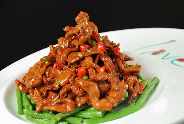 美食推荐：莴苣红焖大雁肉、木香鸡脚、翡翠凤凰盏制作方法