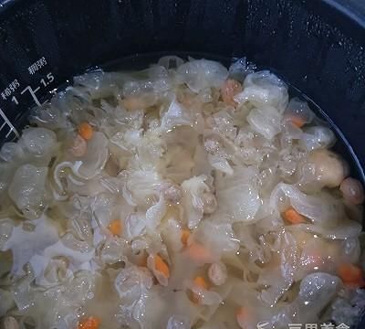 银耳枸杞椰枣汤的做法