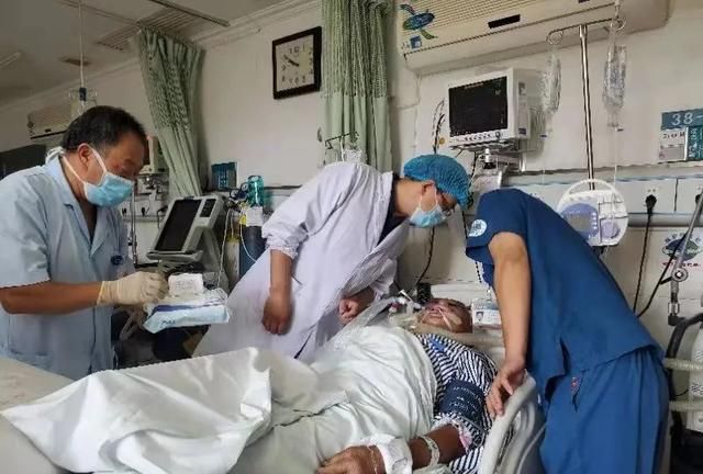 70岁老人疑被手臂粗的五步蛇咬伤，整个头部严重肿胀，已住进ICU
