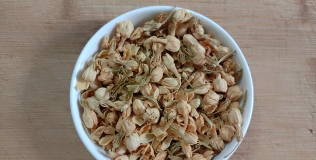 你知道干桂圆怎么吃才好吗？桂圆茉莉一壶茶，中老年人有福了