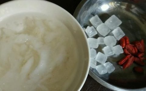 冰糖炖燕窝的功效和作用(燕窝和冰糖能一起炖吗)