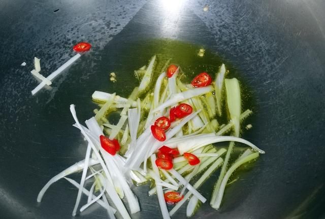 吃海虹，记住不要加水煮，这才是正确做法，鲜嫩美味，太好吃了