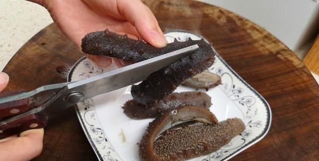 海参这么贵，不会吃别浪费了，正确泡发方法和做法详解，涨知识