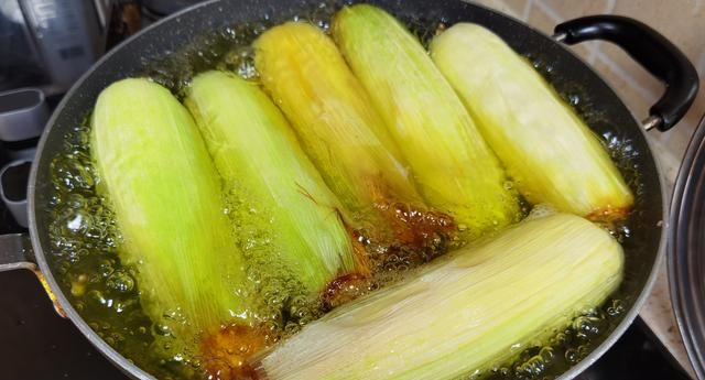 煮玉米别只用清水煮，多加这3样，玉米个个香甜软糯，营养不流失