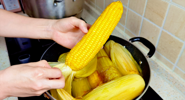 煮玉米别只用清水煮，多加这3样，玉米个个香甜软糯，营养不流失