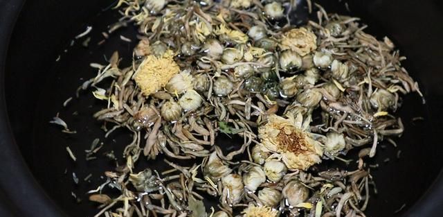 夏天，菊花和金银花才是好搭配，简单又好喝，家家都有