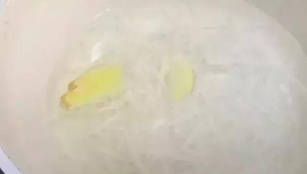 萝卜丝怎么煮汤好喝,煎鸡蛋和萝卜丝一起煮汤图9