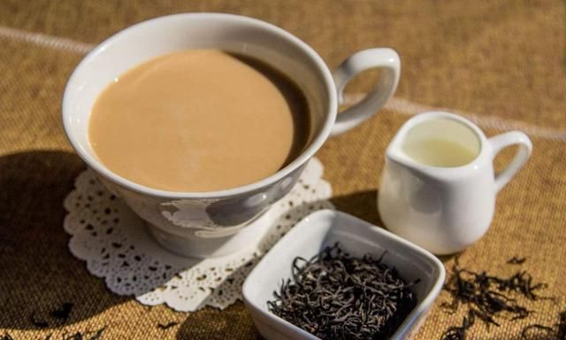 红茶，还是在拿来冲泡？教你用红茶加蜂蜜自制奶茶，不再让嘴寂寞