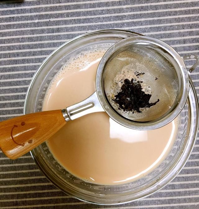 红茶，还是在拿来冲泡？教你用红茶加蜂蜜自制奶茶，不再让嘴寂寞