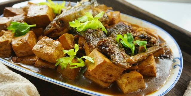 梭鱼炖豆腐，掌握“2放2关键”，鱼肉鲜嫩没腥味，好吃又营养
