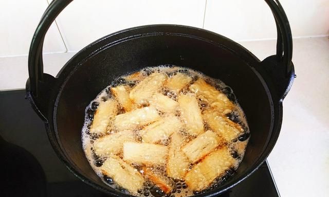 锅饼竟然可以这么做，真是长见识了，不仅能当零食还可以当菜