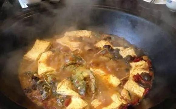 冬天围坐在一起吃一锅热气腾腾的灶台鱼多好 来教你怎么做