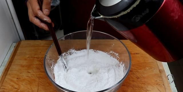 原来在家自制土豆粉这么简单，掌握粉和水的比例是关键，一看就会