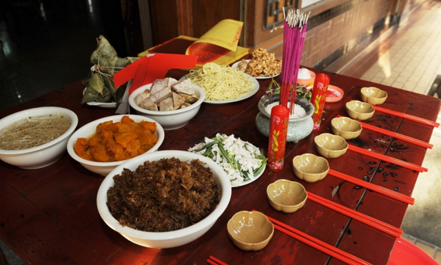 古人常说：“再饿莫吃坟前供，再累莫坐人肉凳”，人肉凳指的是啥