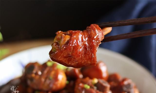 做黄焖鸡米饭，饭店大厨教你1招，做对了汤汁香浓，鸡肉滑嫩