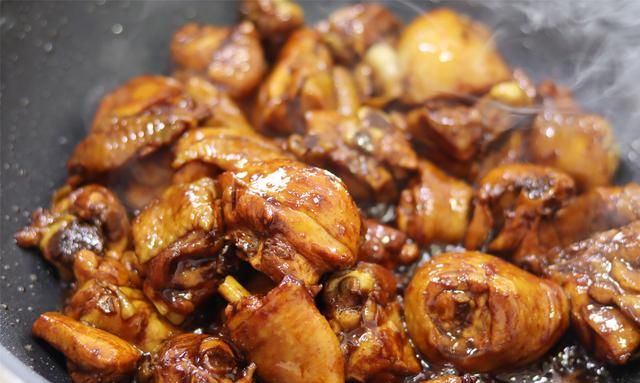做黄焖鸡米饭，饭店大厨教你1招，做对了汤汁香浓，鸡肉滑嫩