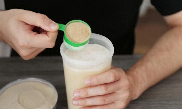 乳清蛋白粉、增肌粉、酪蛋白.....蛋白粉到底该怎么选？怎么吃？