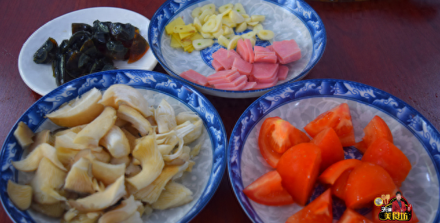 豆苗别炒着吃了，教你豆苗的新吃法，汤鲜味美，招待客人倍有面子