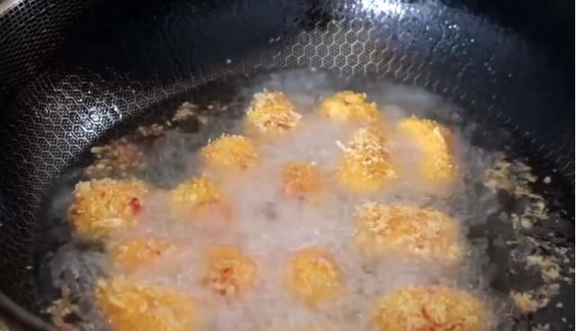 把草莓倒进滚烫油锅，瞬间变美味，这做法还是头一回见，真香