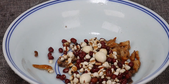 这个季节，红豆和薏米是绝配，健脾养胃，家人平安度过秋天