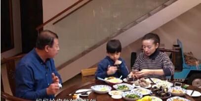 妈妈是超人女星比拼厨艺 迪巧提示宝宝均衡饮食
