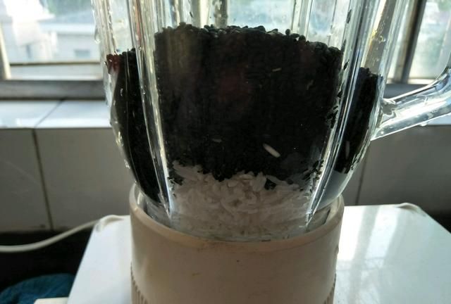 这道黑芝麻燕窝有健胃、保肝和助黑发的作用