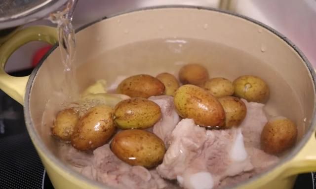 夏日解暑靓汤，黄皮果煲排骨，排骨口感不腻味回甘，还有消食作用