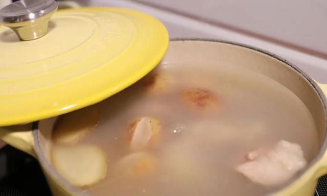夏日解暑靓汤，黄皮果煲排骨，排骨口感不腻味回甘，还有消食作用