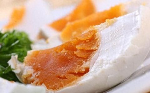 腌咸鸭蛋放什么盐好吃,咸鸭蛋怎么腌最好吃流油