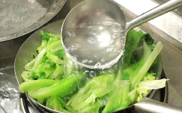 饭店的白灼生菜清脆入味不发黑，到底是怎么做的，厨师长教你技巧