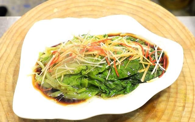 饭店的白灼生菜清脆入味不发黑，到底是怎么做的，厨师长教你技巧