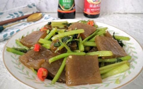 #巨下饭的家常菜#香芹炒焖子！有了这道菜，我多干了两碗饭