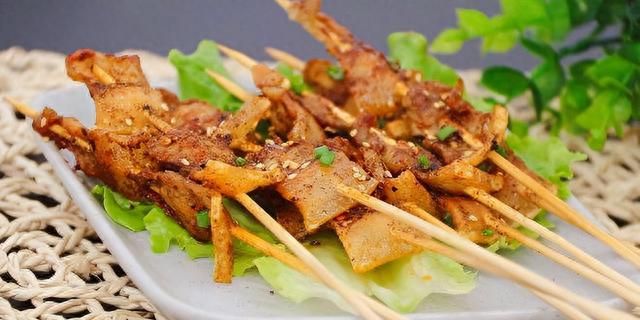 夏天，烧烤摊必点的5道烧烤，学会后在家就能做，花钱少吃得好