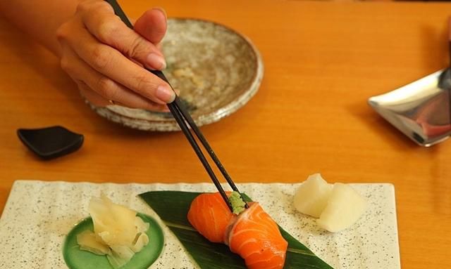 日式寿司的正确吃法，不要再用饭去蘸酱油了