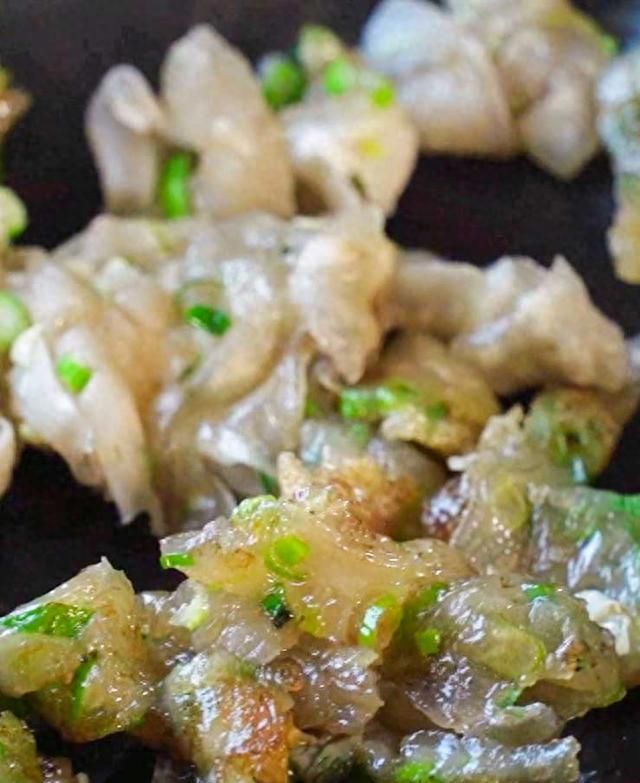 红薯粉新吃法，一搅一煎，这样炒鲜香有嚼劲，保证很多人没吃过