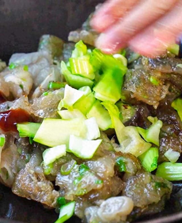 红薯粉新吃法，一搅一煎，这样炒鲜香有嚼劲，保证很多人没吃过