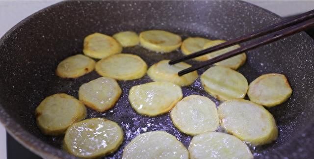 干锅土豆片：非油炸，麻辣味，做法简单易上手，出锅巨好吃