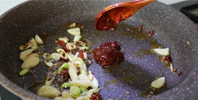 干锅土豆片：非油炸，麻辣味，做法简单易上手，出锅巨好吃