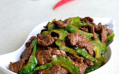 苦瓜炒牛肉好吃吗(老外吃苦瓜炒牛肉)