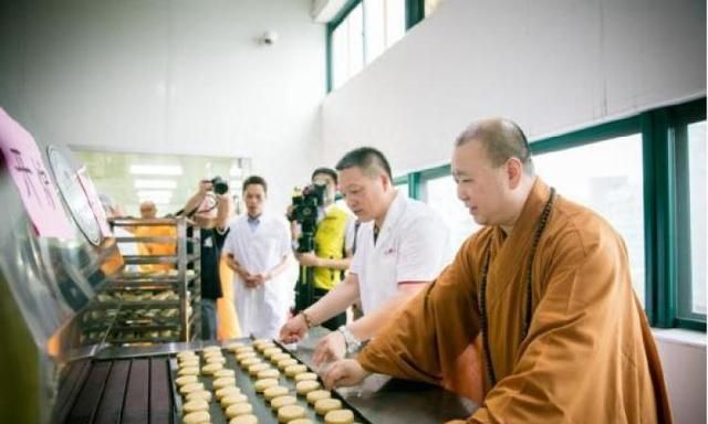 玉佛寺月饼、老大同糟卤、国际饭店蝴蝶酥……上海老米道这里买，不排队还能8折抱回家