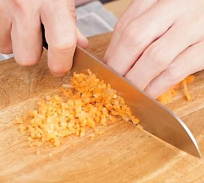 简单几步做好一盘爆汁鸡肉玉米肠，快速搞定一餐饭