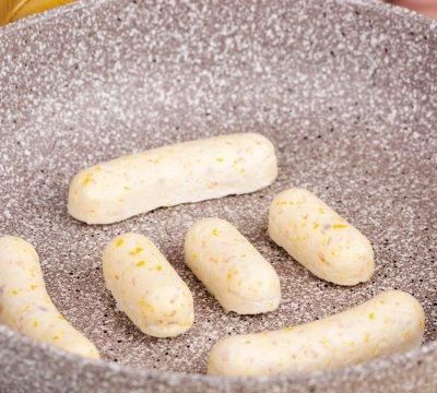简单几步做好一盘爆汁鸡肉玉米肠，快速搞定一餐饭