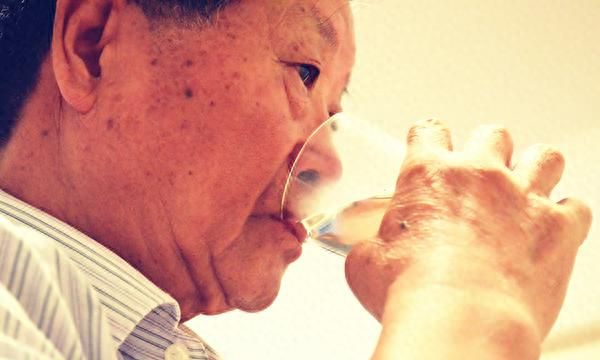 多喝水是帮助肾脏排毒，还是增加负担？用错了方法，得不偿失