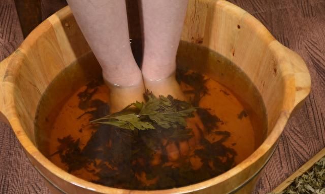 香樟树叶农民用来烧火，我用它煮水泡脚，祛风除湿