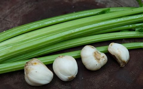 美食教程家常菜西芹炒百合做法,如何炒西芹百合菜才好吃呢